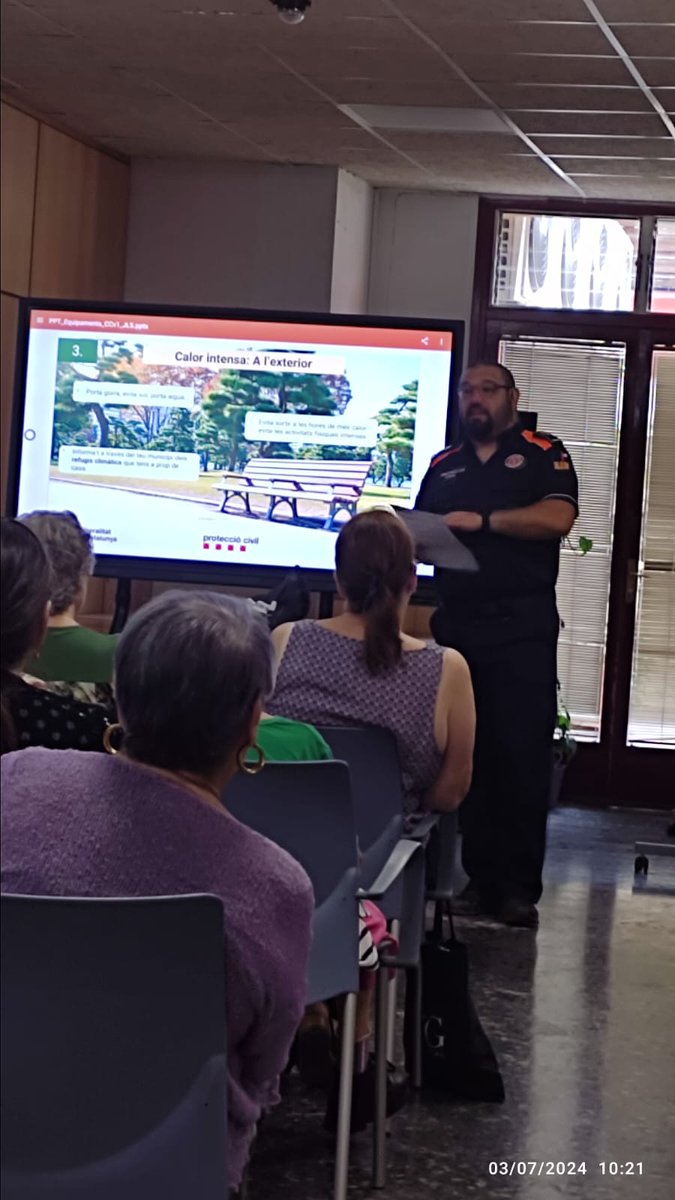 Esta mañana, charla de <a href="/juditlecue/">Judit Lecue</a>, Técnica de <a href="/emergenciescat/">Protecció civil</a>, en el Centro Cívico y Comunitario Sant Boi - La Muntanyeta, sobre los riesgos en verano, donde colaboramos hablando de los 8 refugios climáticos de que dispone el <a href="/AjSantBoi/">Ajuntament Sant Boi</a>.
<a href="/Coordinadora_AV/">Coordinadora AVPC-Catalunya</a> <a href="/CoordAVPCBaix/">Coordinadora AVPC Baix Llobregat</a>