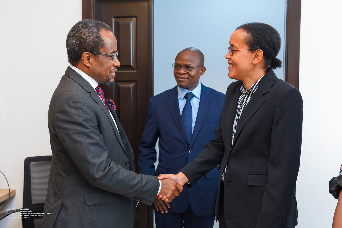 "On Ne Lâcje Rien!"
Rencontre avec la Ministre d'État en charge de l'Éducation Nationale et nouvelle citoyenneté .
Faire passer le message de notre ministère qui prône des "Villes-Solutions", avec tous les Ministères
#onnelâcherien #villessolutions
<a href="/fatshi13/">Félix A. Tshisekedi</a> <a href="/SuminwaJudith/">Judith SUMINWA TULUKA</a>