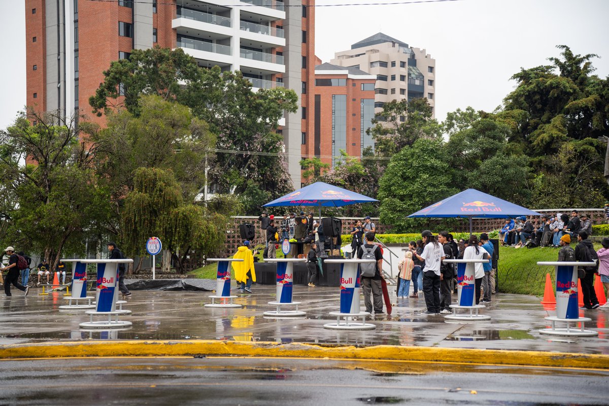 La semana pasada los amigos de <a href="/FishSkate_/">Fish Skate Culture</a> y <a href="/redbullskate/">Red Bull Skateboarding</a> tuvieron el Go Skate Day en la Ciudad de Guatemala en el Monumento al Papa Juan Pablo II, a pesar de las lluvias y adversidades. Gran ejemplo de como hacer comunidadad, y principalmente de crear #CallesActivas 🛹