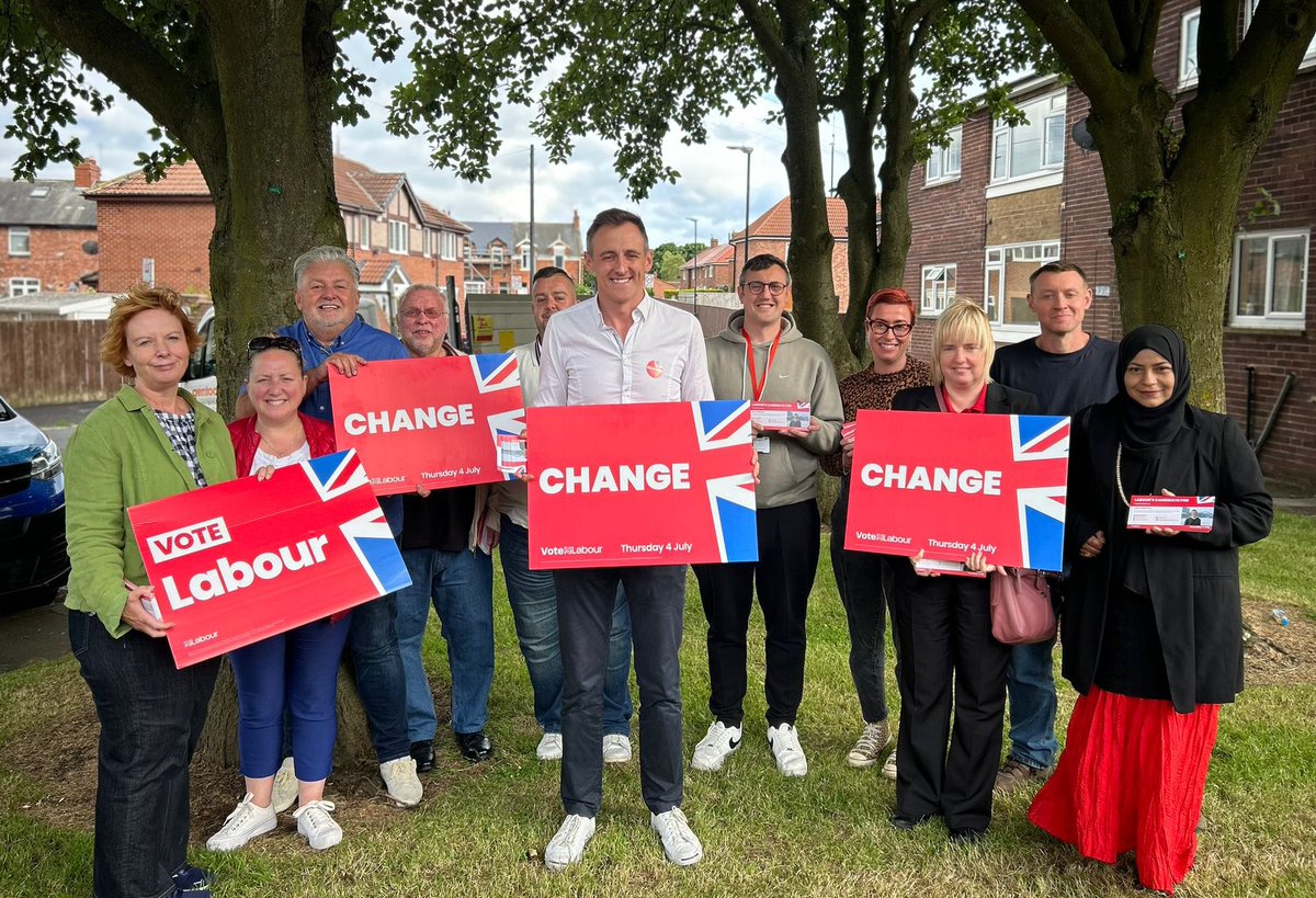 Fantastic eve of poll doorstep session - strong response from residents determined to deliver change tomorrow with their votes. 

Change will only happen if you vote for it - vote Labour 🗳️🌹