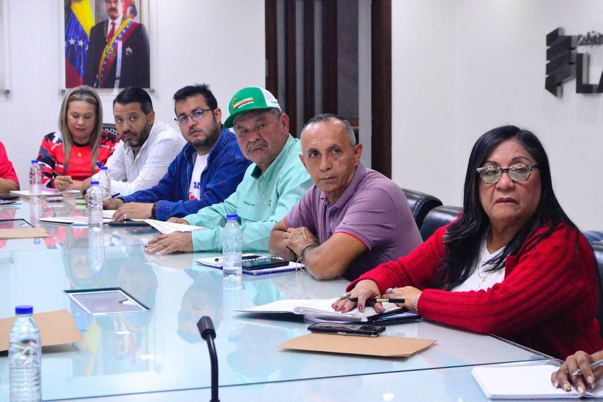 AdolfoP_Oficial's tweet photo. #3Jul Estuve reunido con los alcaldes bolivarianos de Lara para afinar detalles en el inicio de la campaña y consolidar los números para el fortalecimiento del 1x10 del Buen Gobierno. https://t.co/4UWnhp2ihS