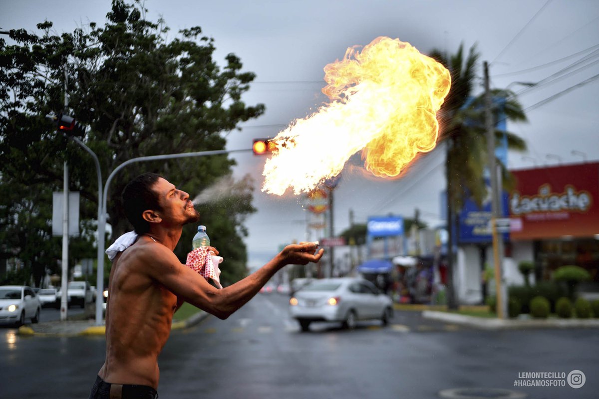 LeMontecillo's tweet photo. Tragafuegos en días nublados.
#hagamosfoto #streetphoto #fotografía #photography #Nikon #fire #trabajo https://t.co/uJ08d2jkst
