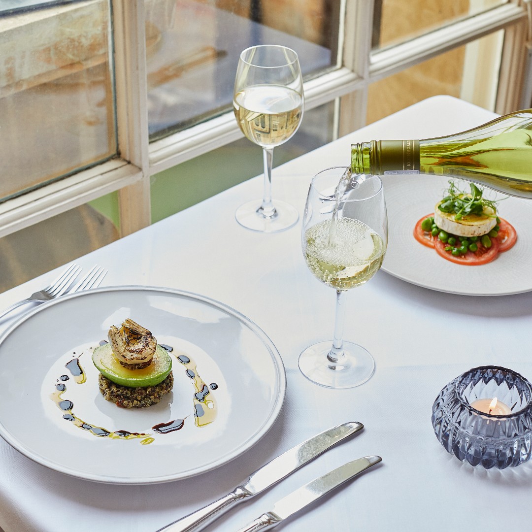 Searcys (@searcyslondon) on Twitter photo Summer Evening Dining at The Pump Room is back! 🌟
Enjoy a sumptuous three-course seasonal menu, all while listening to live music from our resident pianist. 
Join us every Friday, Saturday, and Sunday from 26th July to 1st September. Book a table here: bit.ly/3N4oM0w Summer Evening Dining at The Pump Room is back! 🌟
Enjoy a sumptuous three-course seasonal menu, all while listening to live music from our resident pianist. 
Join us every Friday, Saturday, and Sunday from 26th July to 1st September. Book a table here: bit.ly/3N4oM0w
