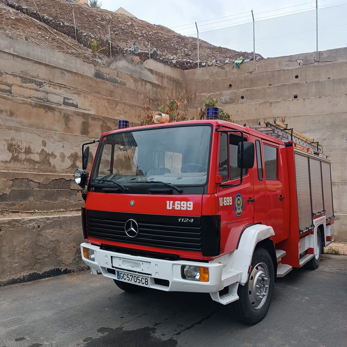 bombLPAenlucha's tweet photo. Pues ya estaría. Un camión q tiene 26 años (1998) lo pintan por fuera carrocería y llantas y tenemos vehículos renovados. Atención al tren de salida!! Espectacular!! En vez de hacia delante andamos ‘patras’. Q raro q @CarolinaDarias y @Josuio no hayan venido a la inauguración. https://t.co/CCLil7X2I2