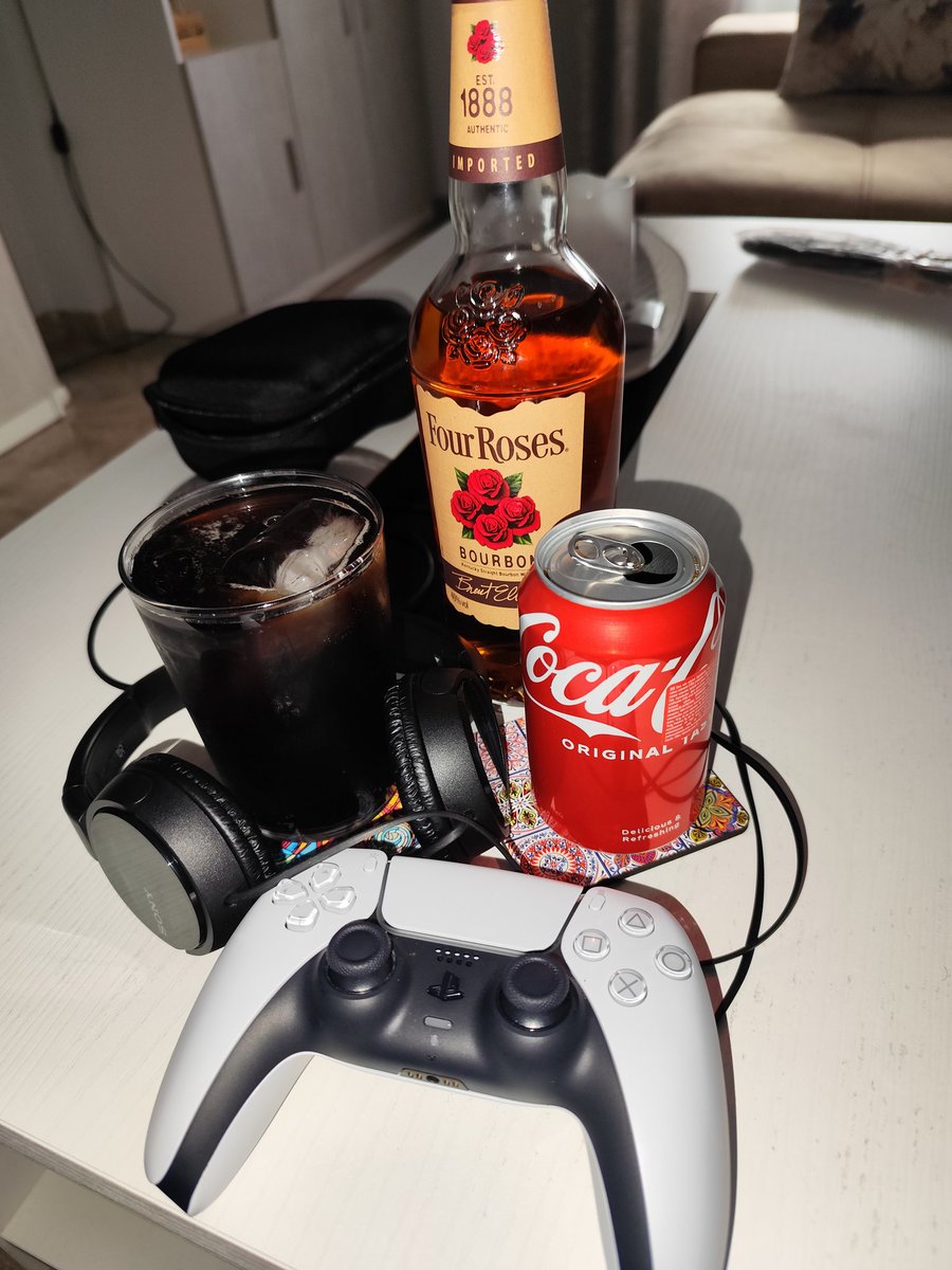 Elio301277's tweet image. Que puede salir mal? 🌹🌹🌹🌹🎮🎧 @PlayStation @4RosesBourbon @CocaCola @Sony #yolovalgo #yanolloromas #positivo #valiente #fuerte #sisepuede #sisequieresepuede #vacaciones #Córdoba #Andalucía #España #LaCarlota #vicio #hobby