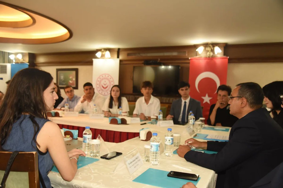 ASHB_COCUK's tweet photo. Çocuk Danışma Kurulu İkinci Toplantısını Ankara'da gerçekleştirdi.

Toplantı Çocuk Hizmetleri Genel Müdür Yardımcısı Mustafa Bilir'in ve UNICEF Ergen Katılımı ve Güçlendirilmesi Bölüm Sorumlusu Chizuru Iwata'nın Açılış Konuşmaları ile başladı.

81 ilde görev yapan Çocuk Hakları Komitelerimizi temsil eden danışma kurulumuzun aldıkları tüm kararların çocuklarımızın gelişmesine ve hayata hazırlanmasına önemli katkılar sunacağından eminiz. 

@tcailesosyal
@unicefturk