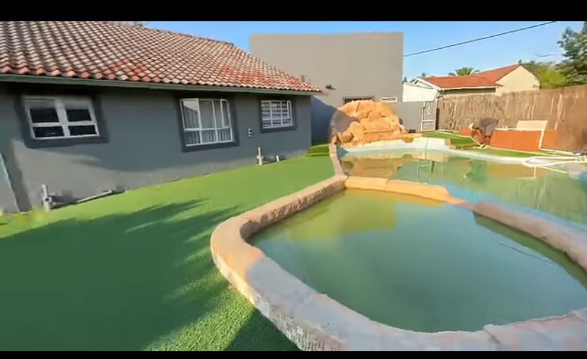 starb_olivia's tweet photo. @Ketso28 I saw on YouTube that they moved in last year, Is it the same house? https://t.co/c9PsPlKdeR