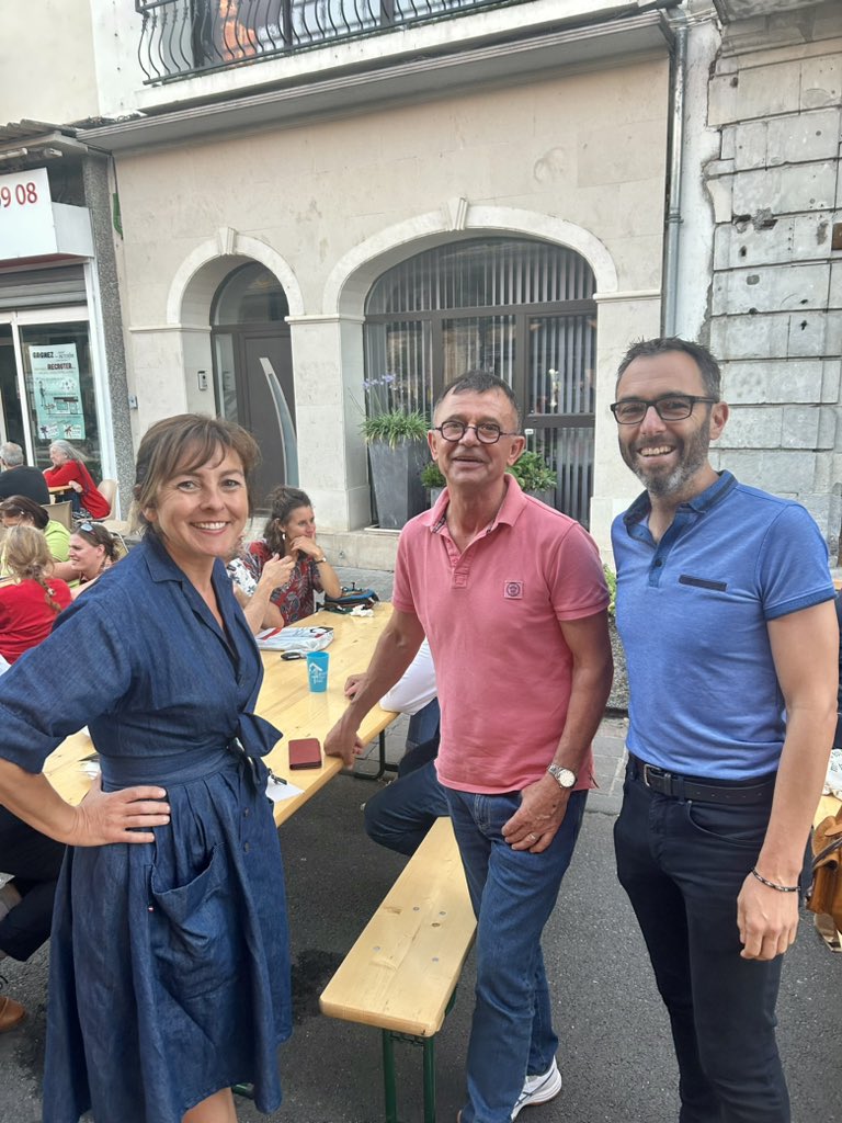 JoelAviragnet's tweet photo. Ce soir, avec @CaroleDelga et @LoicGojard, nous étions au marché artisanal de #Cazeres. Un très bon moment dans une ambiance conviviale et chaleureuse, avec des concerts, des stands et surtout des gens heureux ! C’est ça, le vivre-ensemble et la fraternité 😍 https://t.co/FBQoccqtmo