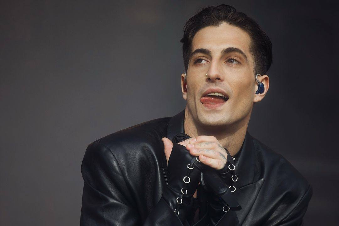 zittieangelis's tweet photo. HE IS INSANE HE LOOKS TOO GOOD https://t.co/y5H9P0Qem9