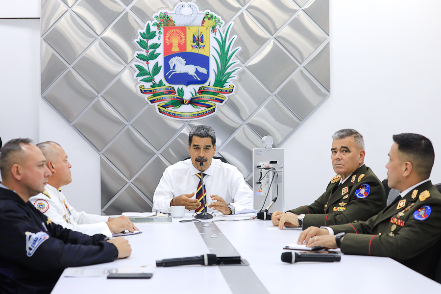 PresidencialVen's tweet photo. #DeInterés📰 | En medio del constante monitoreo de los ministros del Despacho de la Presidencia y de Energía Eléctrica, Aníbal Coronado y Jorge Márquez, respectivamente, el presidente @NicolasMaduro informó que en el pueblo de Cumanacoa ya comenzaron los arreglos y las labores de limpieza.

Destacó que toda la acción preventiva salvó muchas vidas. “La vida de mucha gente, de niños, niñas, mujeres, familias, cuando se alertó la crecida del rio y se movieron los bomberos, Protección Civil,  no hubo quien no se moviera”.