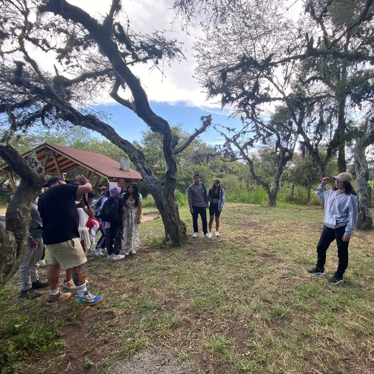 mazasorg's tweet photo. Junto a los jóvenes de MAZAS en una visita al Bosque Seco Jerusalén. 🌿📸 

Disfrutamos de un emocionante taller express de fotografía.

¡Inspírate con la belleza natural y únete a nuestra misión de preservación ambiental! 🌳💚

 #MAZASenLaNaturaleza #ConservaciónAmbiental https://t.co/3gg0uIbCIO