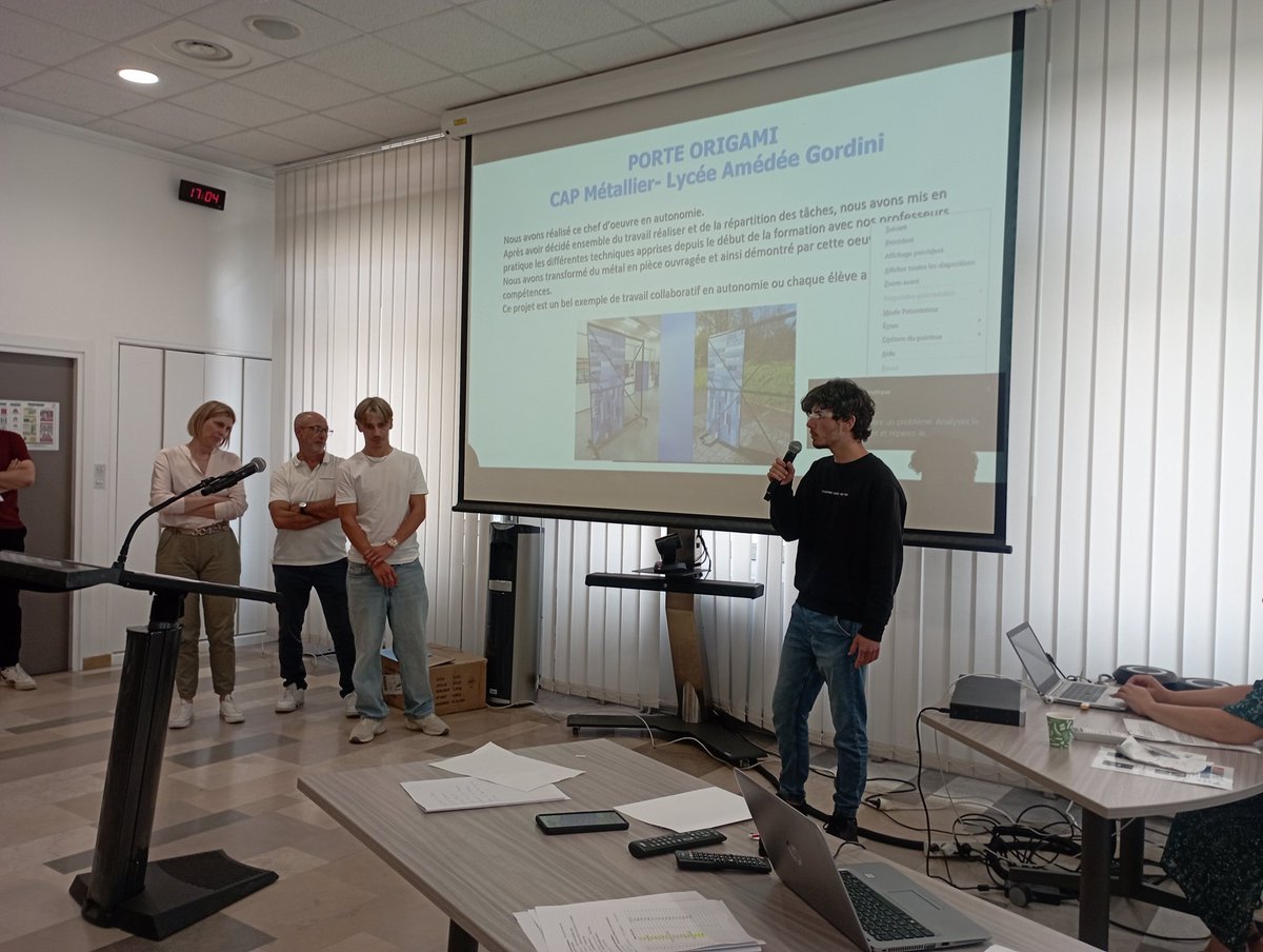 Cérémonie régionale de remise des prix du concours de la Fondation Colbert. Félicitations aux lauréats des prix du commerce, des arts, de l'engagement et de l'industrie. Pour <a href="/acgrenoble/">Académie de Grenoble</a> , les élèves du lycée Gordini, du lycée Poncet et du lycée Louise Michel ont été primés !