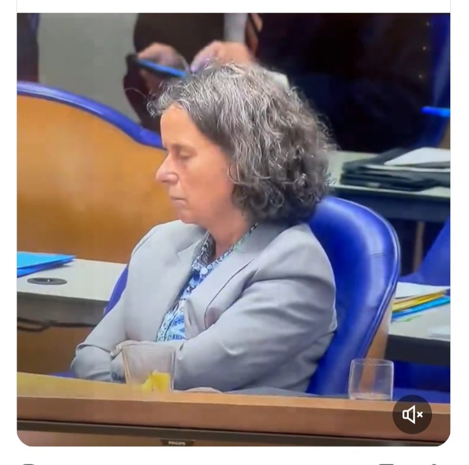 thop57's tweet image. Slapend ons belastinggeld binnenharken.