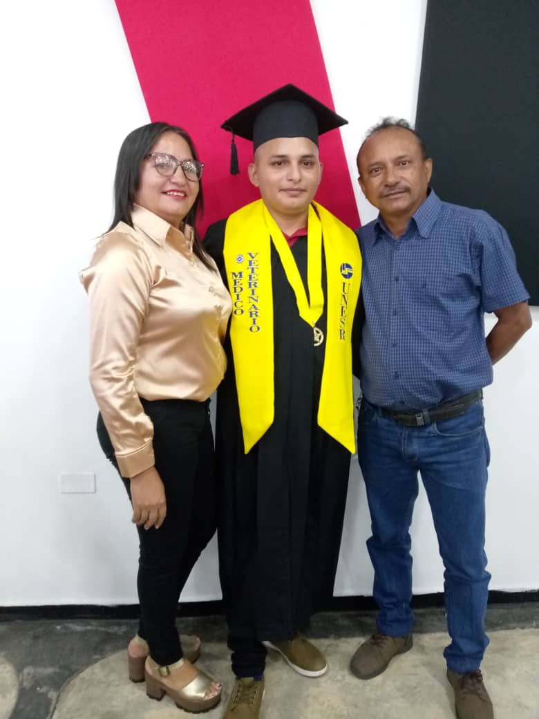 El Sistema de Orquestas del estado Apure felicita al FIAM Gerardo Sebastián Silva Medina del Núcleo San Fernando por haber obtenido el título de Médico Veterinario de la Universidad Nacional Experimental Simón Rodríguez (UNESR). ¡Exitos!