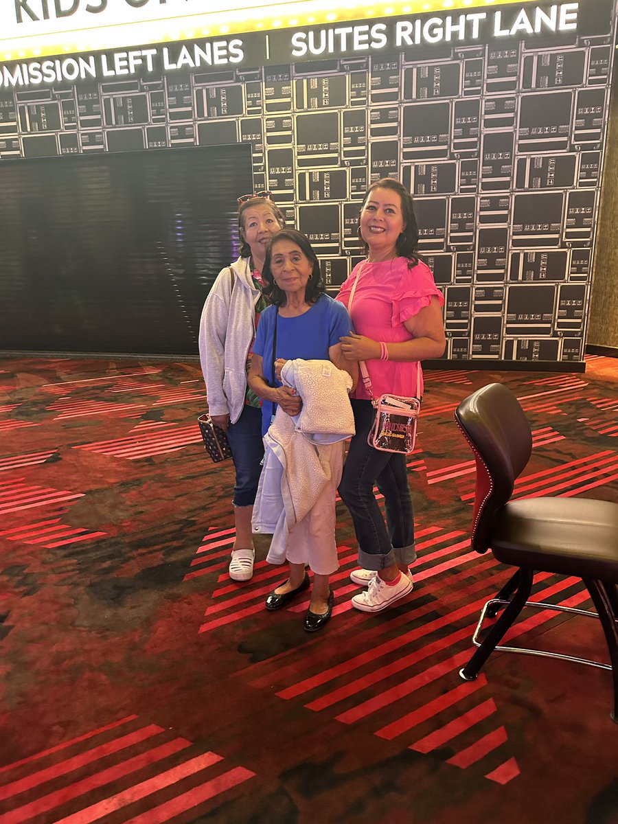 ColtonGrl31's tweet photo. @NKOTB @DonnieWahlberg @dannywood @joeymcintyre @JonathanRKnight Yaamava! Forum up next! Principal Life… Sumner Fun! https://t.co/gD28JggxIV