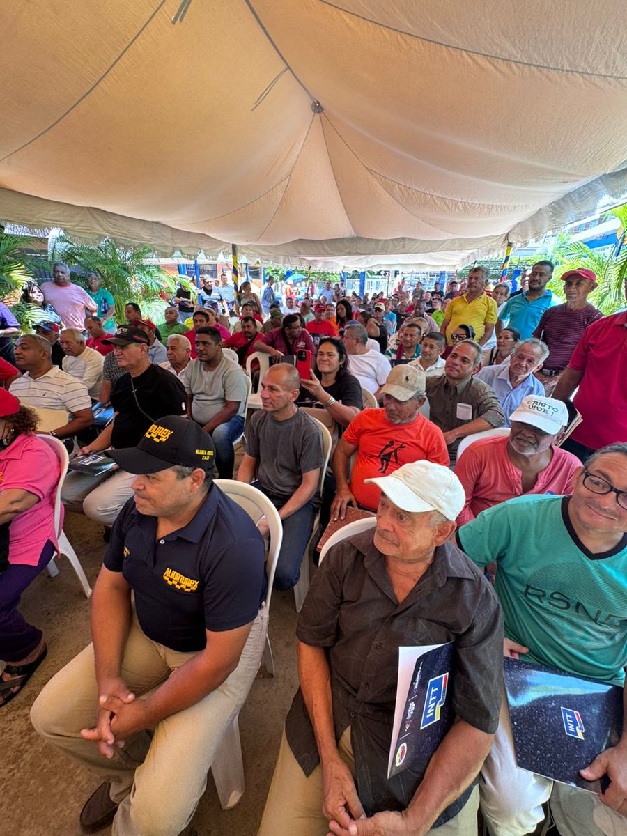 Este miércoles #03Jul en el estado #Zulia, se realizó un operativo de entrega de certificados de pago de los Taxis Chery Orinoco a los transportistas beneficiados en el año 2015 y registrados en el @InntContigo.

#7FuerzasParaLaVictoria
<a href="/NicolasMaduro/">Nicolás Maduro</a>
<a href="/ELOYSULBARAN/">Eloy Chiquitín</a>