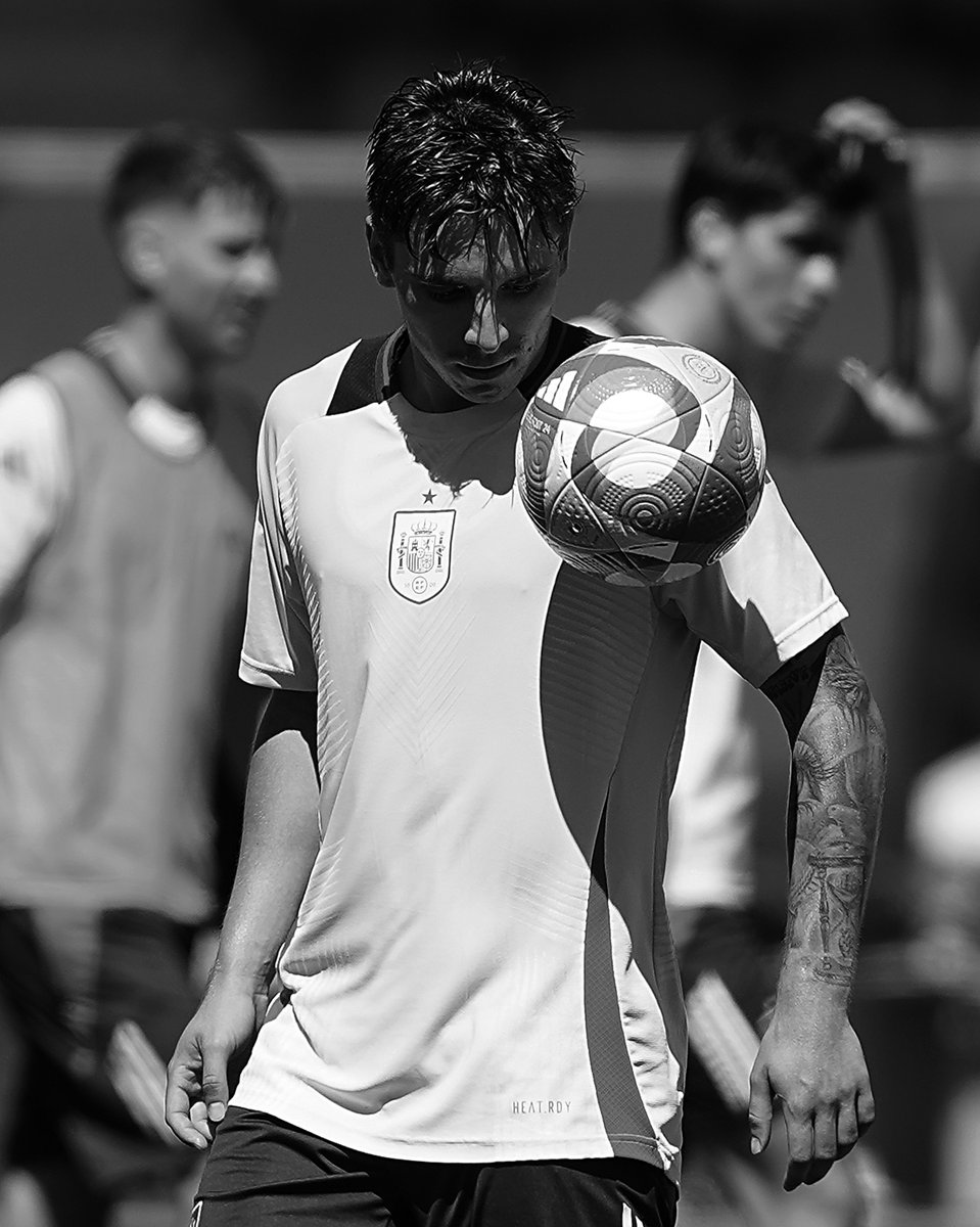 SEFutbol's tweet image. 🌜 Cerramos el día desde la concentración de la Selección Olímpica 

📸 Con estos fotones en 𝐛𝐥𝐚𝐧𝐜𝐨 𝐲 𝐧𝐞𝐠𝐫𝐨 de nuestros internacionales

#UnSueñoCompartido