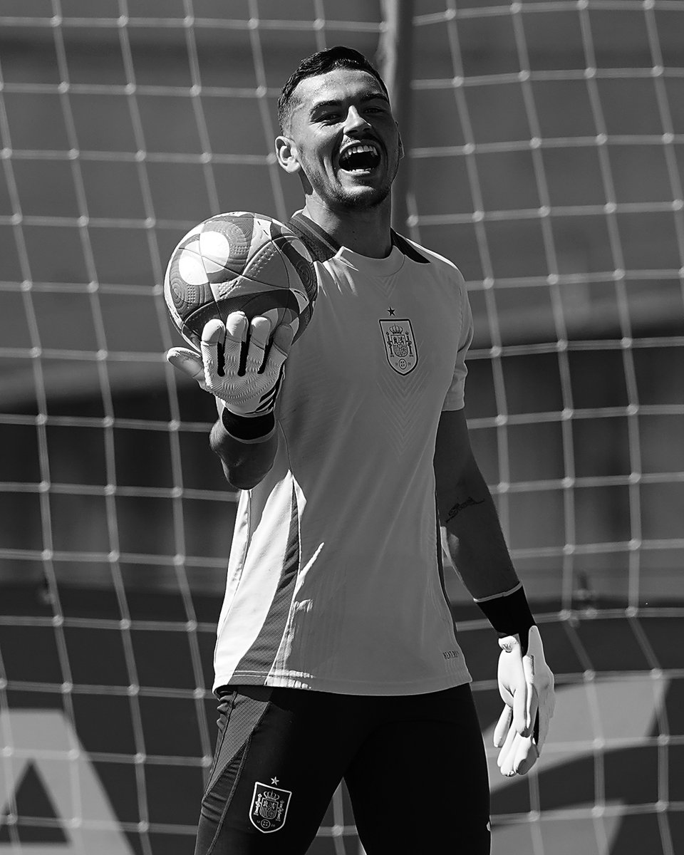 SEFutbol's tweet image. 🌜 Cerramos el día desde la concentración de la Selección Olímpica 

📸 Con estos fotones en 𝐛𝐥𝐚𝐧𝐜𝐨 𝐲 𝐧𝐞𝐠𝐫𝐨 de nuestros internacionales

#UnSueñoCompartido