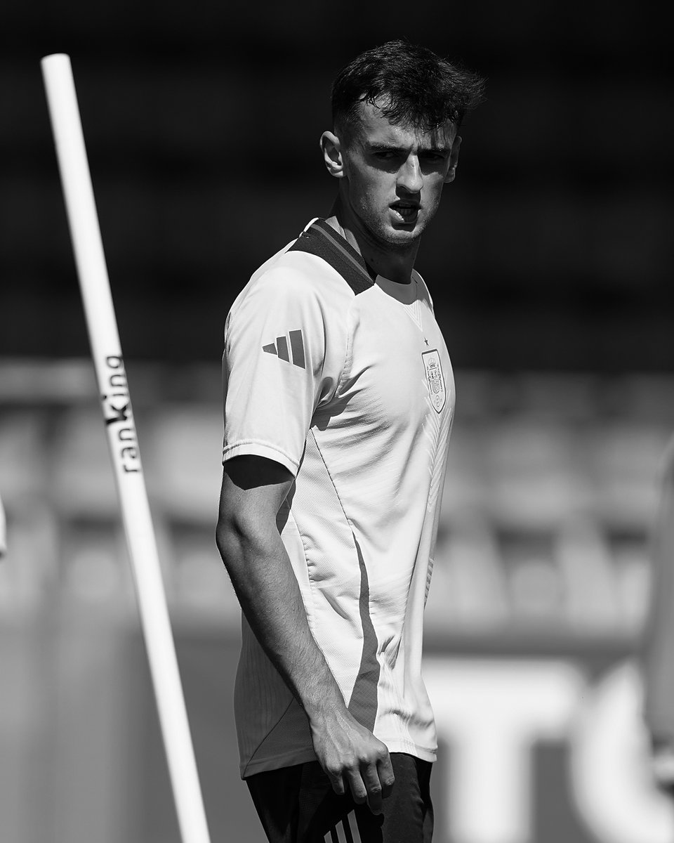 SEFutbol's tweet image. 🌜 Cerramos el día desde la concentración de la Selección Olímpica 

📸 Con estos fotones en 𝐛𝐥𝐚𝐧𝐜𝐨 𝐲 𝐧𝐞𝐠𝐫𝐨 de nuestros internacionales

#UnSueñoCompartido