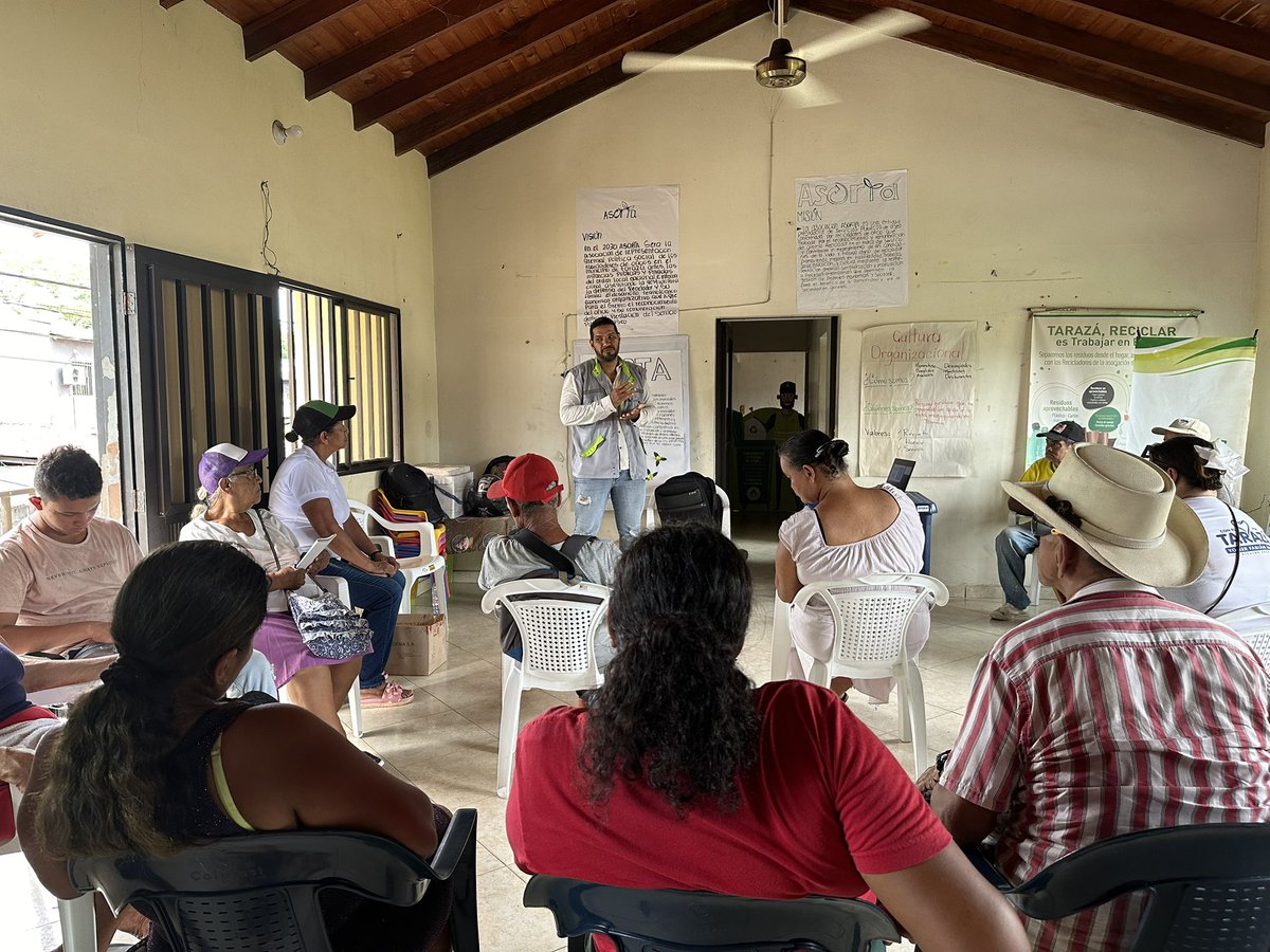 FundacionAndap's tweet photo. ✅ En #Tarazá-Antioquia, las y los integrantes de la Asociación de Recicladores #ASORTA ♻️ adquieren herramientas técnicas para la formulación y gestión de proyectos 📝, gracias al fortalecimiento que adelanta el convenio entre @EPMestamosahi y @FundacionAndap. https://t.co/xvix9TNBwa