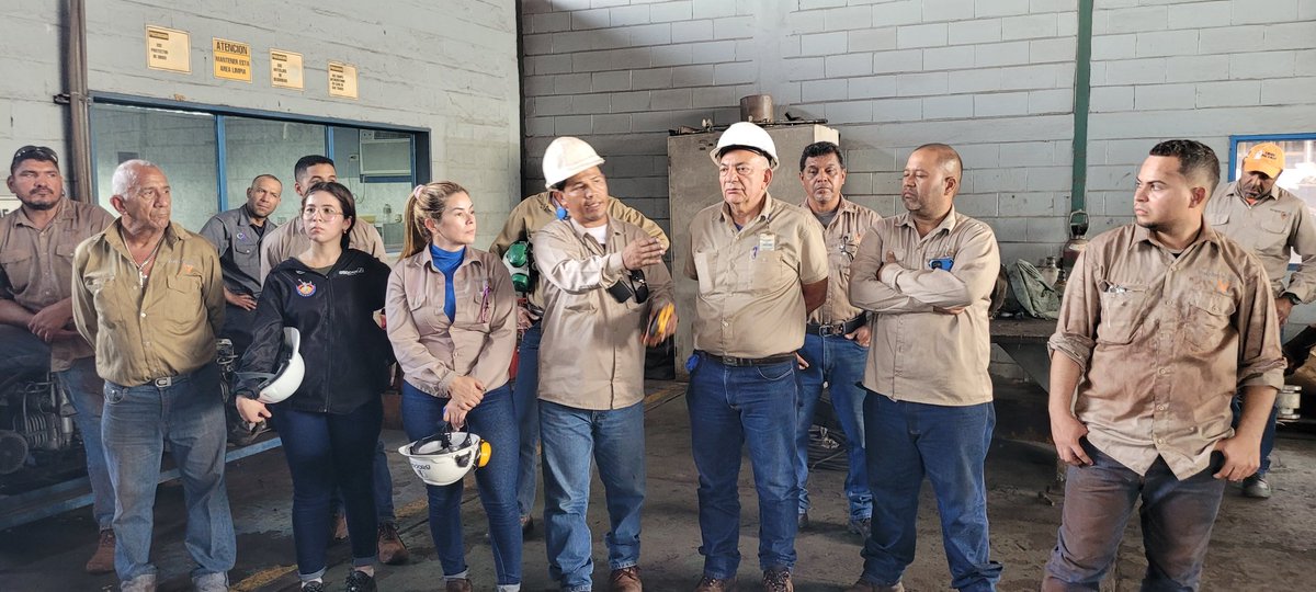 #EnFotos// Presidente de Briqcar sostuvo encuentro con trabajadores de la Gcia. De Mantenimiento, para conocer de cerca los avances de los trabajos que se vienen realizando dentro de la planta, así mismo informó de las próximas acciones para continuar con la producción.