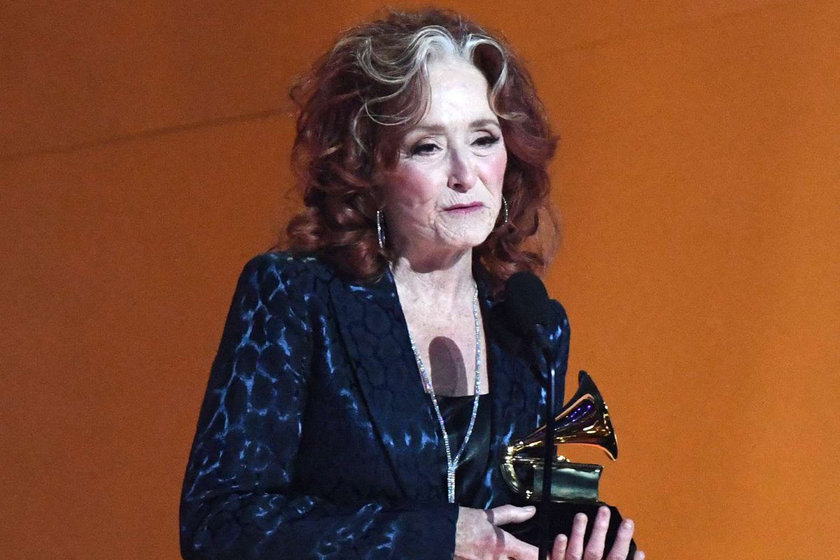 BuzzingPop's tweet photo. Taylor Swift losing ‘Song of the Year’ to Bonnie Raitt. https://t.co/rfUv265CCn
