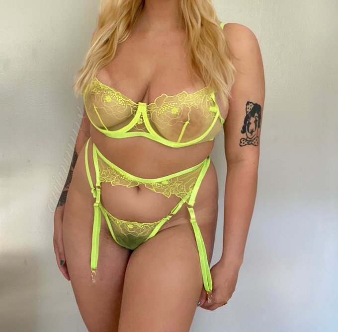 ok&hellip; Let&rsquo;s get back to our hot girl summer now ☀️ https://t.co/CvmnSSiKwE