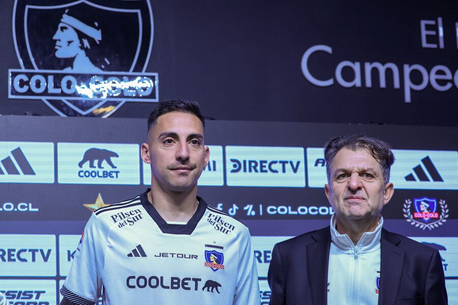 latercera's tweet photo. ⚽ La promesa de Javier Correa en su llegada a Colo Colo: “La garra y la entrega no la negocio” https://t.co/RJJ4Rqciun https://t.co/4cxdwnuo2g