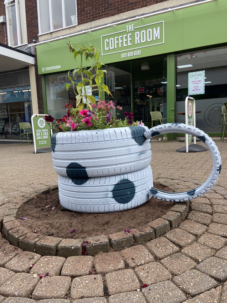 EllieH2019's tweet photo. @HalesowenBloom great teamwork this week @carlingtonhyde. Town centre tea planters ready for judging!! 🙌 https://t.co/i6PIvUZLvU