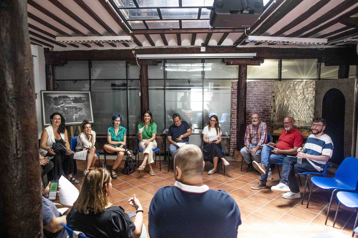 EscalanteMarisa's tweet photo. 🪻🪻 Hoy nos hemos reunido con los alcaldes/as de la @RmcMadrid para seguir hablando de los temas que preocupan a los municipios 
#SanidadPública #TransportePúblico #municipalismo 

Gracias Pío Carmena, alcalde de #pezueladelastorres por el paseo por los campos de #lavanda 🪻🪻 https://t.co/4ABU0sKi4w