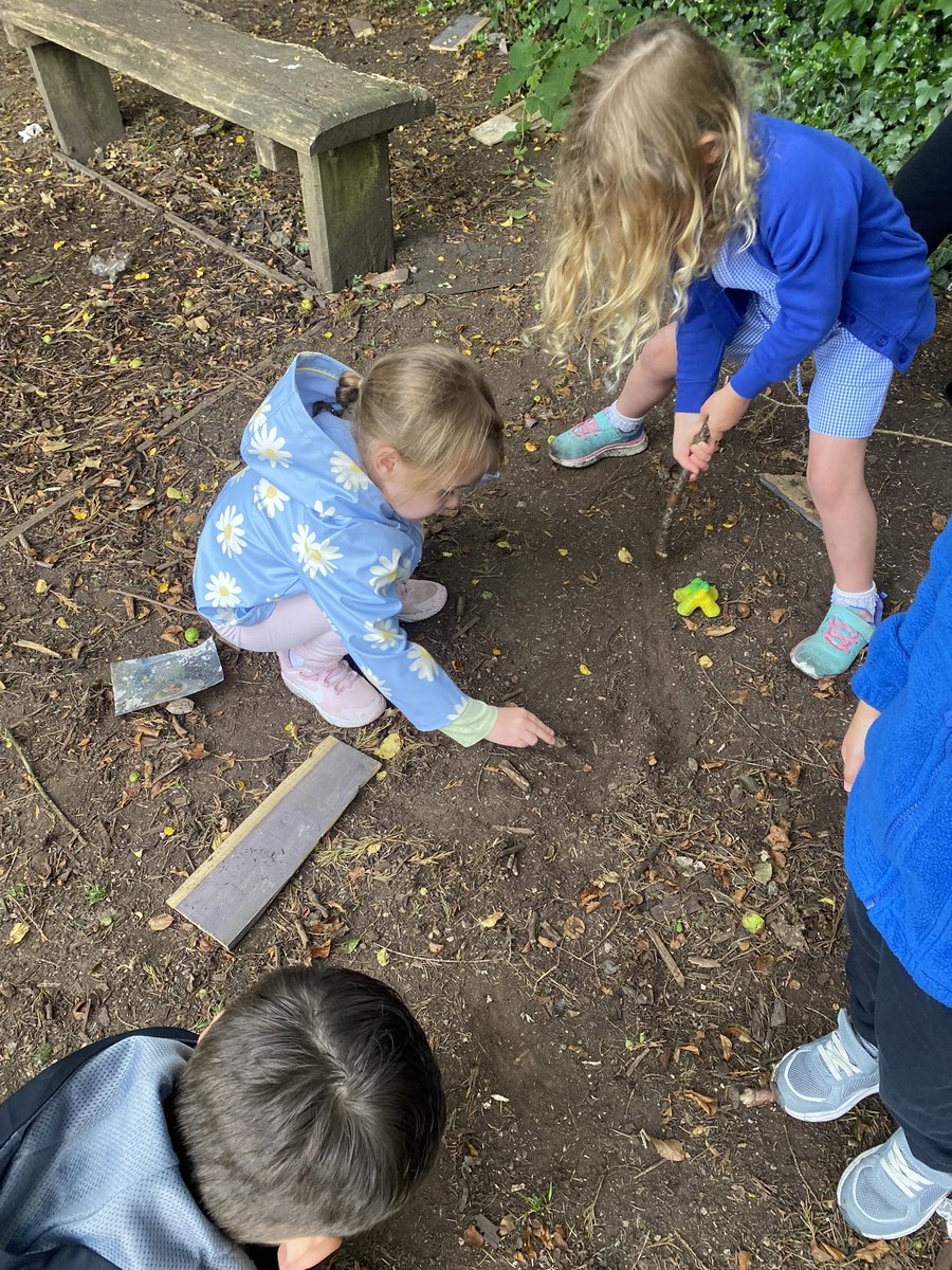 JenkinsMrsRJ's tweet photo. There have been some strange happenings in our classroom this week!🤔 Surely a dinosaur hasn’t made a visit to our classroom?!🦖We are on a mission to investigate! 🔎 @SychdynSchool https://t.co/ssqbAVWseZ