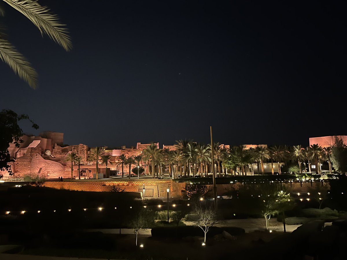 في دربكم يا راحلينٍ ٍ مناكيف
تالي ليالي القيظ و اول خريفه
ردّوا سلام أهل القلوب المواليف
على الوليف اللي نشد عن وليفه
ردّوه لعذوق النخيل المهانيف
وعلى القصور اللي بوادي حنيفة