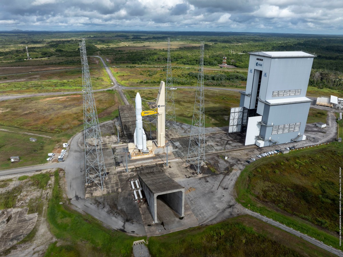 thivallee's tweet image. Plus que 6 jours avant le vol inaugural d’#Ariane6 depuis le @EuropeSpacePort  ! 🚀
Plus de 3️⃣5️⃣0️⃣ personnes œuvrent au quotidien pour s'assurer que cet événement exceptionnel se déroule en toute sécurité. 
A J0, ils seront près de 9️⃣0️⃣0️⃣ à veiller à la sécurité du décollage.