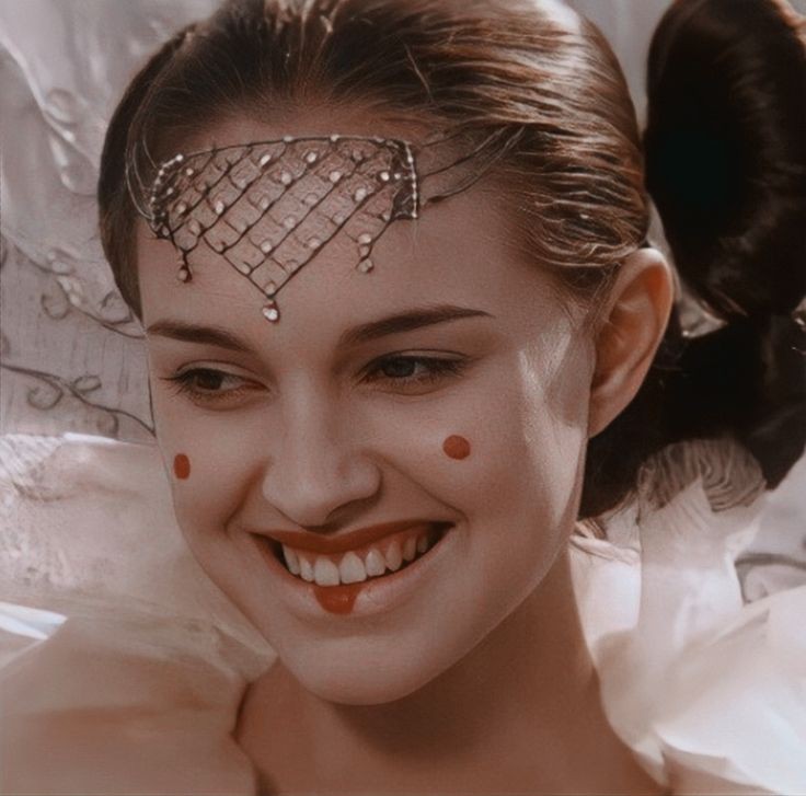 ᅠ ᅠ
ᅠ ᅠ“  ¡Vaya!  Eso  es  increíble. . .
ᅠ ᅠJamás  pensé  que  existieran 
ᅠ ᅠesa  especie.  ”

ᅠ ᅠ────No pudo evitar mostrar una sonrisa. Le agradaba conocer nuevas especies y sobre todo hacerse amistades de ellas.────

ᅠ ᅠ“  ¿De  qué  planeta  sois?  ”