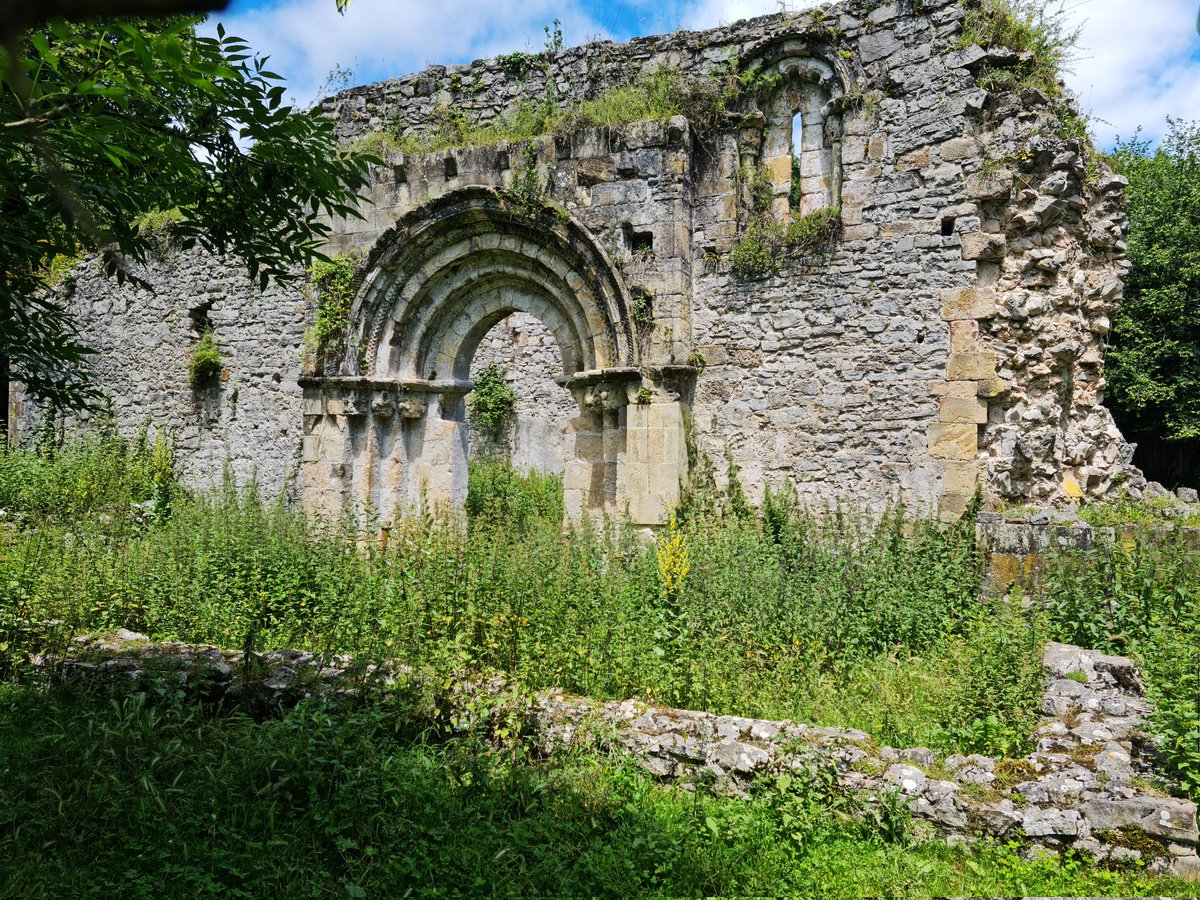 nicodiaztoledo's tweet photo. Una pequeña joya, escondida y colonizada por las ortigas, en la sierra del #Cuera : las ruinas románicas de #SanPedrodePlecín en #Allés #PeñamelleraAlta #Llanes #Asturias Me ha recordado a la cercana Santa María de Tina, también en ruinas... https://t.co/eOhMWnU1Hs