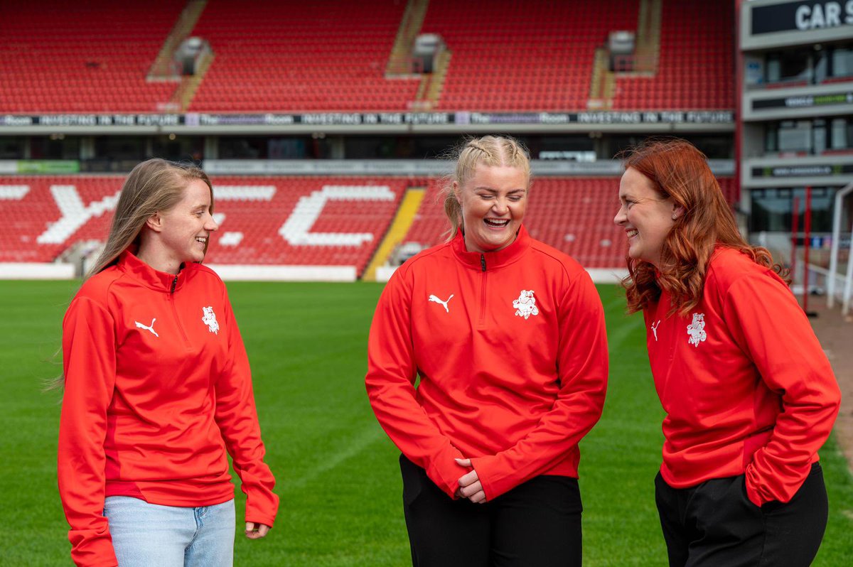 BarnsleyFCW's tweet image. Busy week for the Womens team! Some players resigning and some new faces. Full interviews to follow ⚽️

You Reds🫵🏻❤️