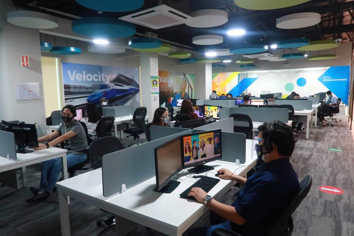 💼Miles de jóvenes en Colombia encuentran su primer empleo y salario decente en call centers.

Ante la inteligencia artificial, tendrán que adaptarse a la automatización de tareas y la aparición de trabajos más especializados.

Dependerán de habilidades que hoy no tienen.

Va🧵