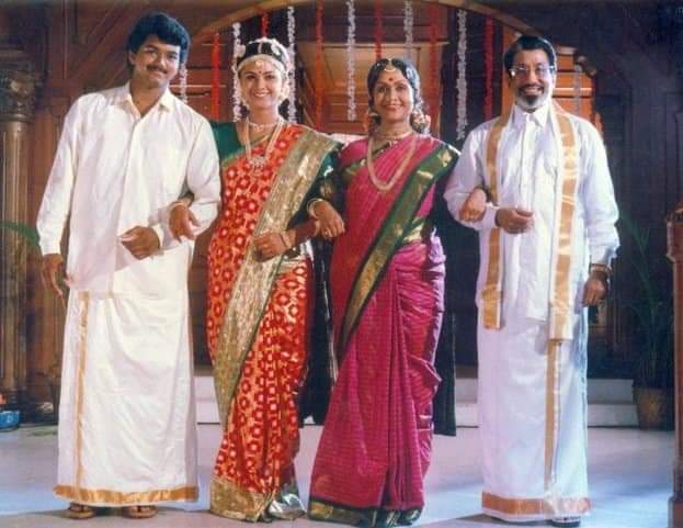 kayaldevaraj's tweet photo. ஜூலை 4, ஒன்ஸ்மோர் படப்பிடிப்புத்தளத்தில் நடிகர் திலகம் சிவாஜி கணேசன் மற்றும் தமிழ்த் திரைப்பட பத்திரிகையாளர்கள் ஆகியோருடன் அன்றைய கயல் தேவராஜ். (1997)
#27YearsOfOnceMore
#ThalapathyVijay
#OnceMore Shooting Spot
#NadigarThilagam #SivajiGanesan and #KayalDevaraj https://t.co/m7mUN8SAB8