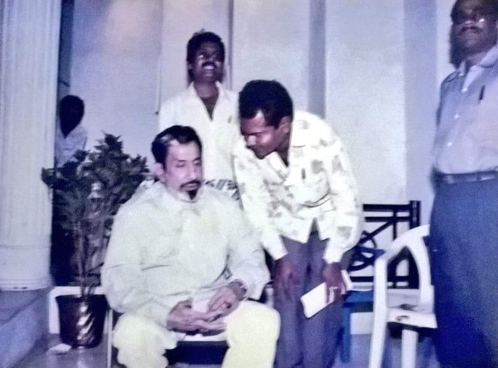 kayaldevaraj's tweet photo. ஜூலை 4, ஒன்ஸ்மோர் படப்பிடிப்புத்தளத்தில் நடிகர் திலகம் சிவாஜி கணேசன் மற்றும் தமிழ்த் திரைப்பட பத்திரிகையாளர்கள் ஆகியோருடன் அன்றைய கயல் தேவராஜ். (1997)
#27YearsOfOnceMore
#ThalapathyVijay
#OnceMore Shooting Spot
#NadigarThilagam #SivajiGanesan and #KayalDevaraj https://t.co/m7mUN8SAB8