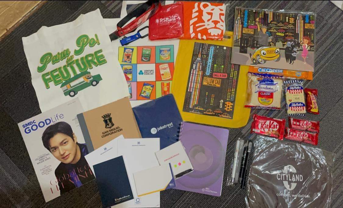 enhayrah's tweet photo. Magbigay ng resume <<< kumuha ng merch https://t.co/VIG095nhVJ