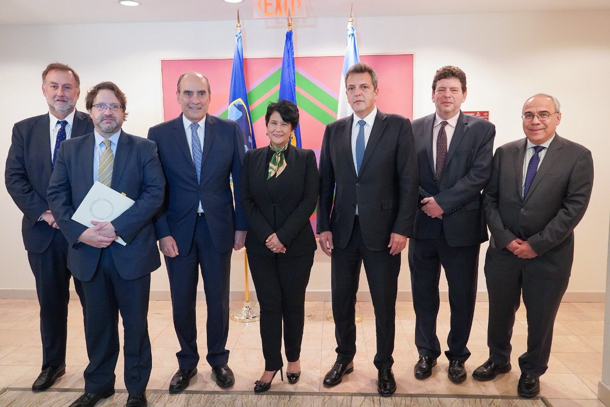 Sebastian Galmarini (@sebasgalmarini) on Twitter photo Podrías hablar de “nuestro gobierno”, <a href="/GAFrancosOk/">Guillermo Francos</a>?
Quizás olvidaste cuando lo corrías en Panamá a <a href="/SergioMassa/">Sergio Massa</a> con la nota en mano para renovar tu cargo en el BID. Chantun. Podrías hablar de “nuestro gobierno”, <a href="/GAFrancosOk/">Guillermo Francos</a>?
Quizás olvidaste cuando lo corrías en Panamá a <a href="/SergioMassa/">Sergio Massa</a> con la nota en mano para renovar tu cargo en el BID. Chantun.