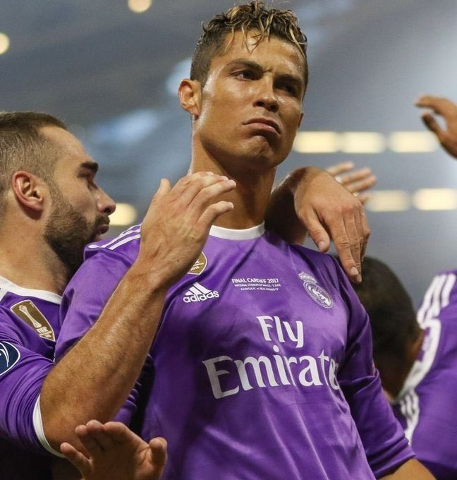Essa é a versão mais FODA de um jogador na história do futebol, tanto esteticamente quanto dentro de campo.

Cristiano Ronaldo de luzes e com esse uniforme roxo = o jogo acabava antes de começar.