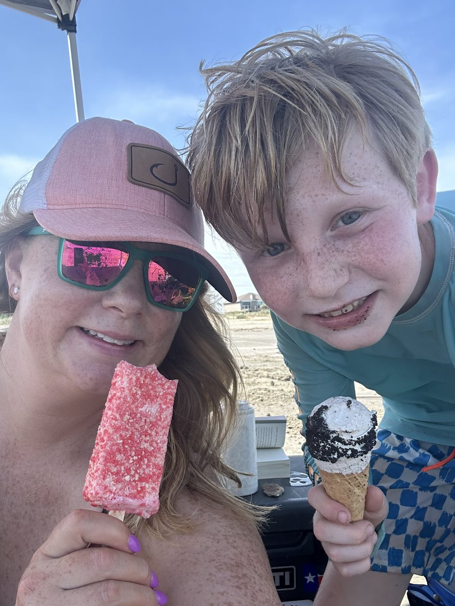 Melissahueske's tweet photo. Kicking off 4th of July with some beach time and a visit from the ice cream truck! #CECheetahs #CimarronWorldTour #ITSALWAYSSUNNYAND70ATCIMARRON https://t.co/h7KsrPbfIM