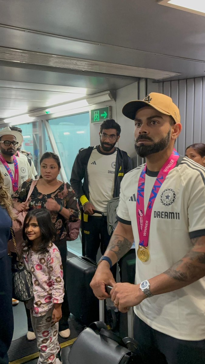 surabhi_tiwari_'s tweet photo. The Indian Cricket  Team brings home the World Cup T20 trophy! Nation celebrates 🏆🧿🎉✨
#IndiaWinWorldCup #IndianCricketTeam #DelhiAirport https://t.co/m9vFsk9pu6