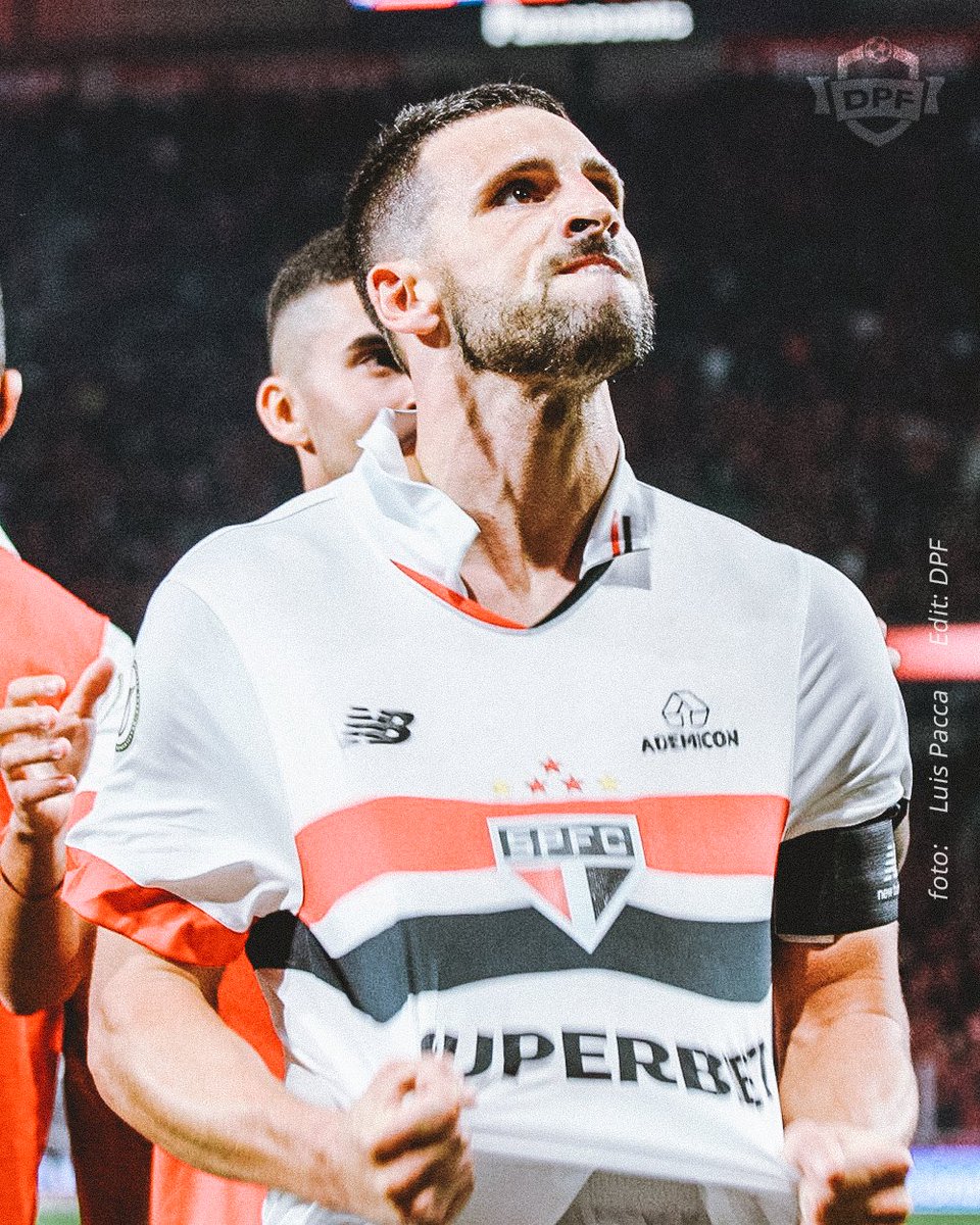 Só toca no Calleri! ⚽️

📸 <a href="/luispacca_/">Pacca</a>