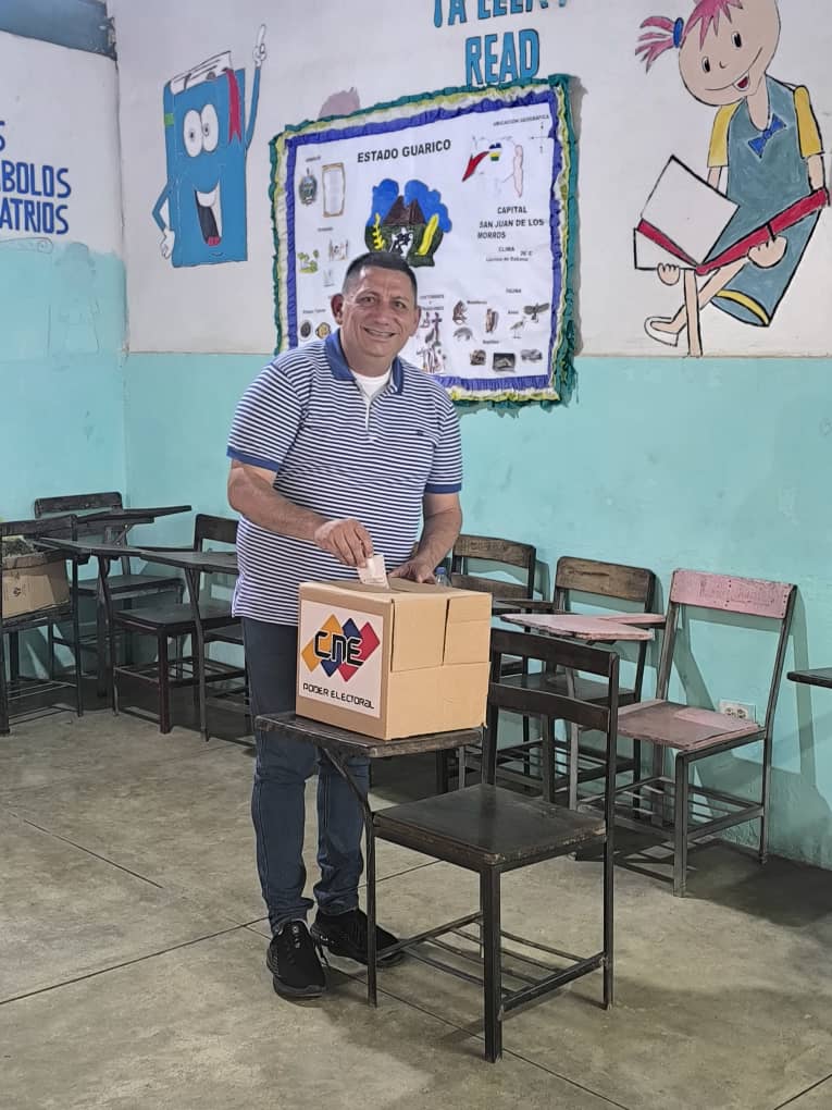 Saludos desde #Lara mi Capitán <a href="/dcabellor/">Diosdado Cabello R</a>. 

Sintonizando <a href="/ConElMazoDando/">Con el Mazo Dando</a> por <a href="/VTVcanal8/">VTV CANAL 8</a> reafirmando el compromiso con la patria, con nuestro presidente <a href="/NicolasMaduro/">Nicolás Maduro</a> y con nuestro glorioso <a href="/PartidoPSUV/">PSUV</a>.

La Esperanza está en la Calle
#AnteElOdioYFascismoPaz y mañana, campaña.