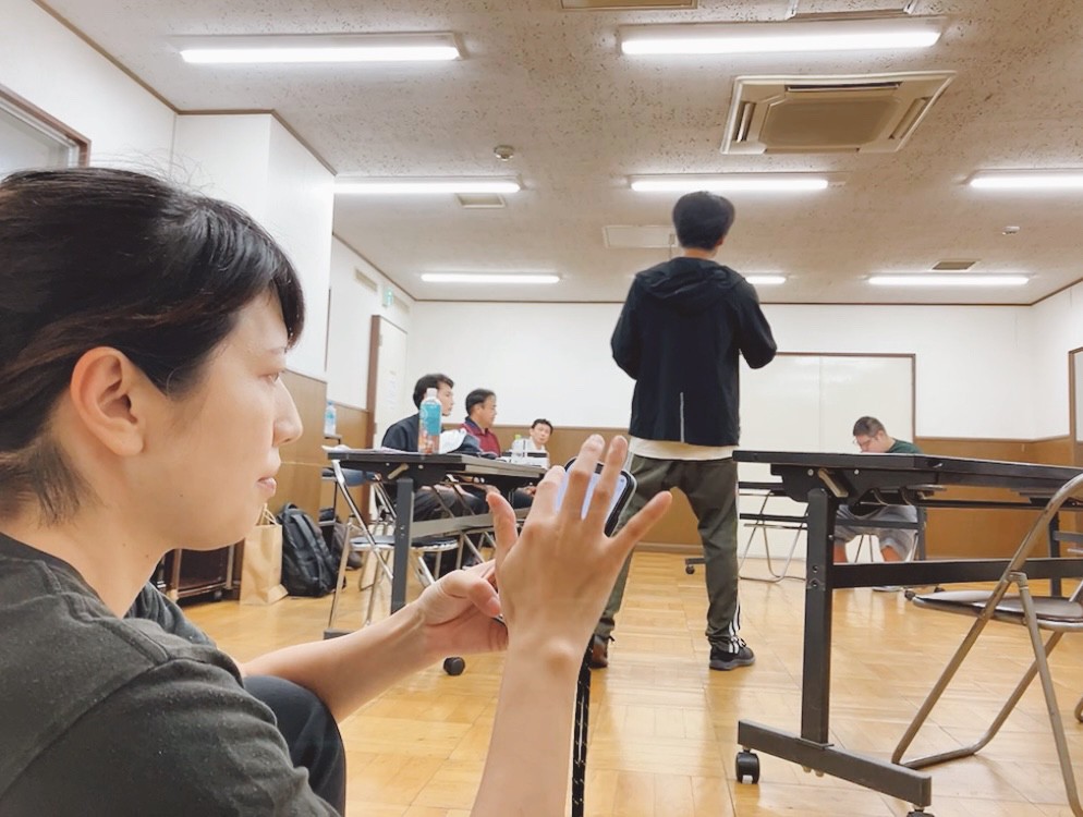 Tokyoyumemogura's tweet photo. 暑い！
1日に何度も口から出てしまいます。

７月の舞台にむけて、稽古が始まってます。
いい舞台にしたい！
と、気持ちも負けずに熱いです。
暑いのと熱いので、稽古場では汗がとまりません。
芝居の熱気で暑気あたりも、ど��かへ飛んでいって欲しいです。
#Kの饗宴
https://t.co/bzOflkp0rk https://t.co/F7Yt47YkXL
