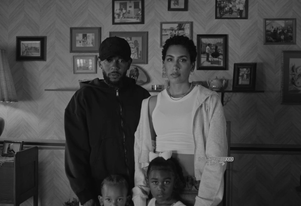 bchartsnet's tweet photo. Rivalidade masculina? Amo! Kendrick Lamar quebra pinhata com o logo de Drake no clipe do hit “Not Like Us”.

O rapper liberou fotos lindas do vídeo, como a dele com sua esposa maior de idade e filhos. https://t.co/Sy0VkDAY8j