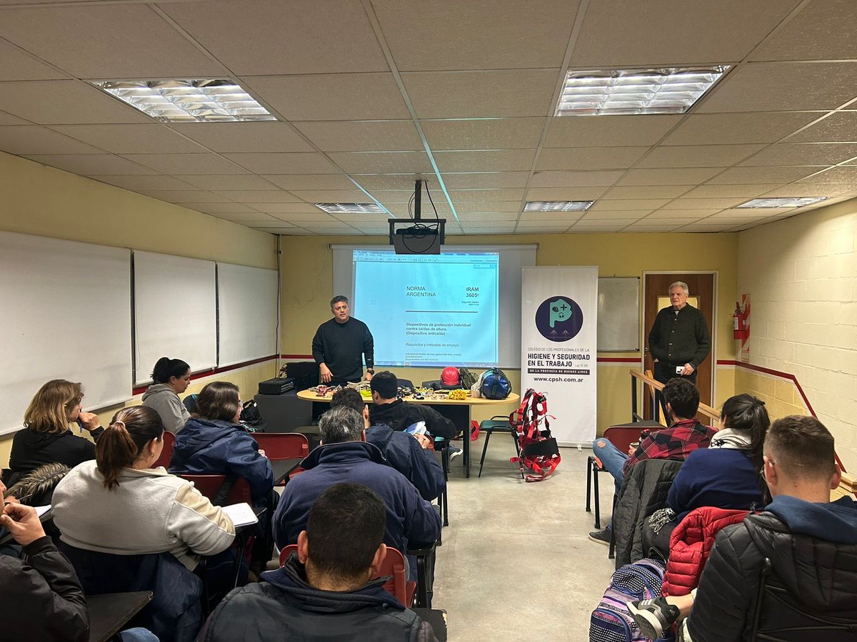 fiunlz's tweet photo. 👷🏻‍♀️ Finalizó la quinta convocatoria del curso de “Auditor Responsable de Trabajos Verticales conforme Res. 61/2023 SRT”, llevado a cabo por primera vez en el Centro de Formación Profesional 405 en la ciudad de Campana. 👷🏻 https://t.co/t0J6pMgPEV