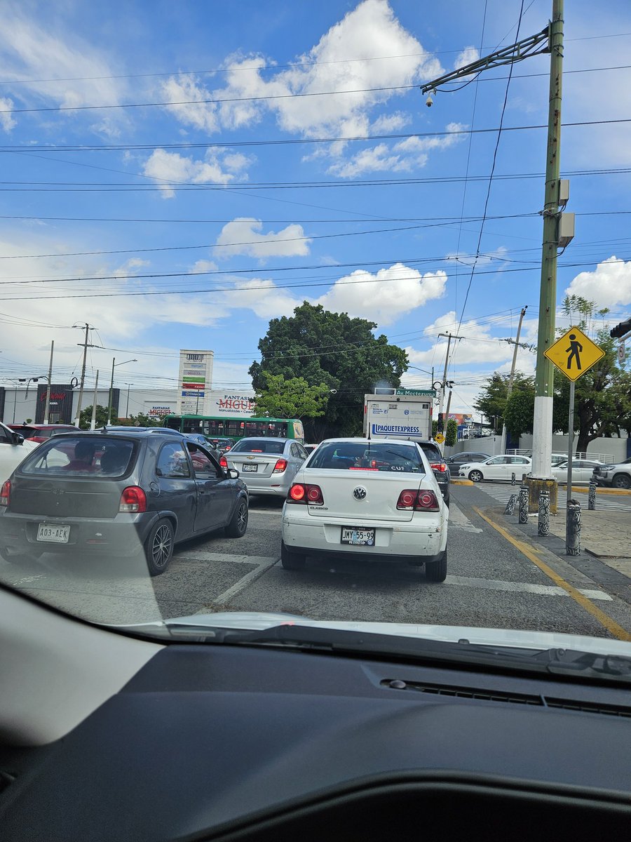 Nachifu75's tweet photo. @Trafico_ZMG Sigue sin funcionar semáforo de cruce de Patria y Moctezuma https://t.co/NN68eKTqHi